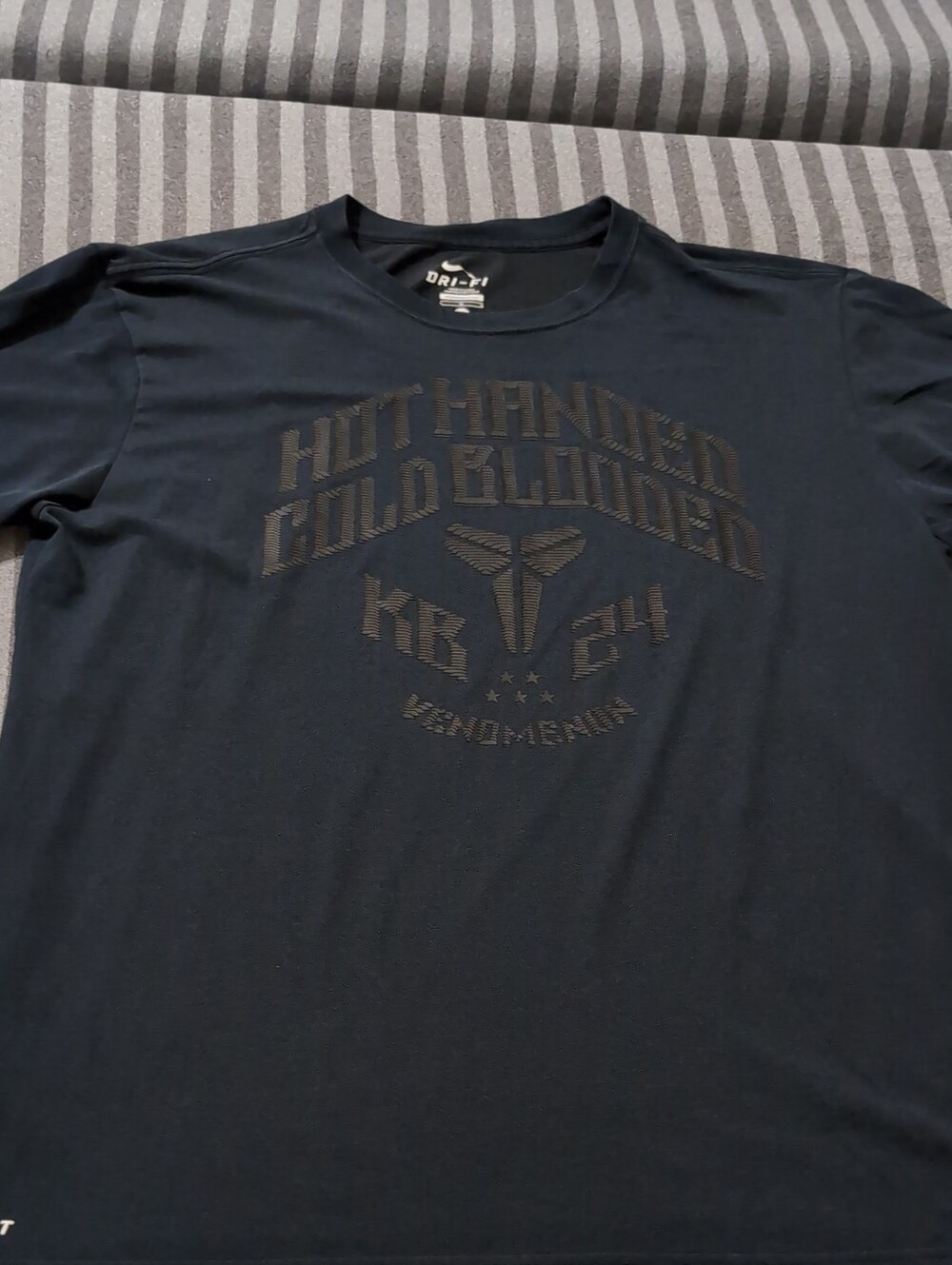 Kobe KB8 24 Nike Dri-FIT Long Sleeve Graphic Tee in Black L Large